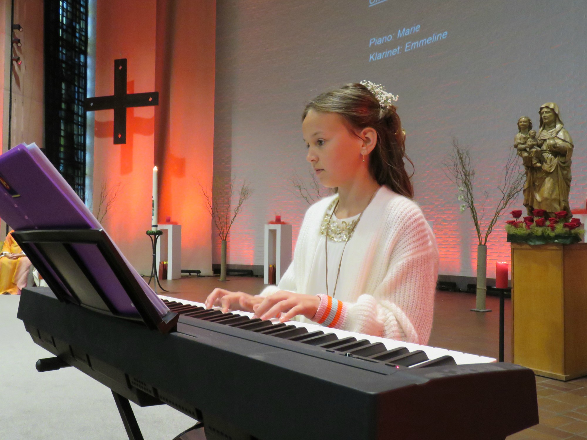 Marie aan de piano tijdens de offerande